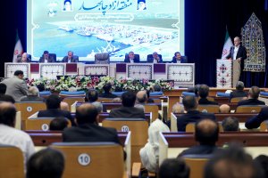 Iran president tours phase 1 of Shahid Beheshti Port in Chabahar