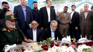 Pezeshkian pays tribute to martyrs in Khuzestan 

