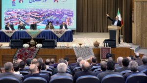 Pezeshkian meets with economic players of Khuzestan Province