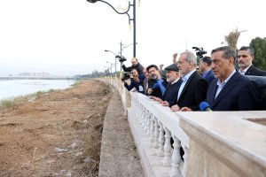 Pezeshkian tours Karun River bank
