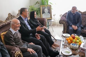 دیدار دکتر قائم‌پناه با خانواده شهید احمدی
