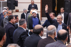 Pezeshkian meets political, social activists of Bushehr Province