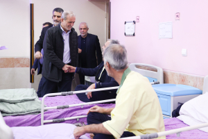 Pezeshkian visits hospitalized war veterans in Shahriar