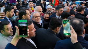 Pezeshkian pays unannounced visit to neighborhood in Robat-Karim 