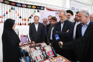 دکتر پزشکیان از نمایشگاه اقدامات قرارگاه اجتماعی استان البرز بازدید کرد