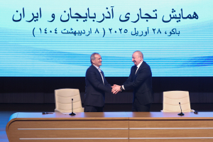 President Pezeshkian meets Iranian, Azerbaijani traders in Baku