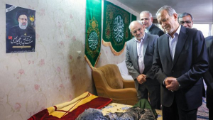 President Pezeshkian meets mother of his predecessor, Martyr Raisi