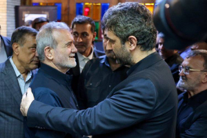 حضور دکتر پزشکیان و جمعی از اعضای دولت در آیین ترحیم مادر آقای طباطبایی