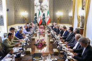 سطح فعلی مناسبات اقتصادی ایران و پاکستان متناسب با ظرفیت‌های عظیم دو کشور و پیوندهای عمیق دو ملت نیست/ تقویت روابط پولی و بانکی می‌تواند زمینه‌ساز جهش اقتصادی در روابط دوجانبه باشد/ شهباز شریف: مبادلات تجاری ایران و پاکستان می‌تواند به سقف 10میلیارد دلار ارتقا یابد