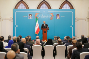 President meets Iranian expatriates in Muscat