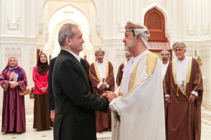 بدرقه رئیس جمهور توسط پادشاه عمان
