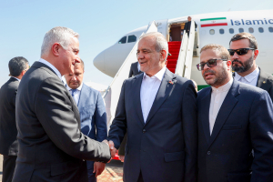 دکتر پزشکیان وارد ایروان پایتخت ارمنستان شد