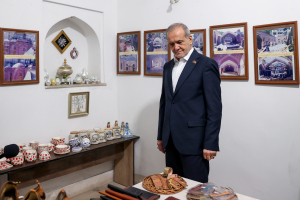 بازدید دکتر پزشکیان از مسجد کبود ایروان و اقامه نماز با نمازگزاران