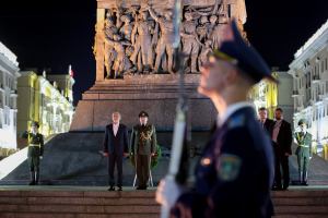 ادای احترام دکتر پزشکیان به بنای یادبود سرباز وطن در مینسک