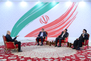 طبیعتا نمی‌خواهیم اسنپ‌بک فعال شود/ کشورهایی که ناقض قوانین بین‌المللی هستند، صلاحیت متهم کردن ایران به نقض این قوانین را ندارند/ بیش از اسنپ‌بک یا تهدیدهای خارجی از اختلافات داخلی واهمه دارم/ اگر موشک داشته باشیم، ولی مردم را نداشته باشیم، هیچ قدرتی نداریم/ آیا کسانی که در خارج زندگی می‌کنند و حجاب ندارند، لزوما عفاف ندارند!
