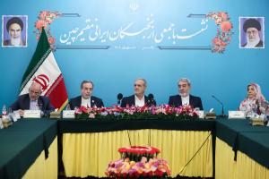 President meets with Iranian expatriates in Beijing, China