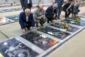 حضور دکتر حاجی میرزایی در گلزار شهدای رشت و ادای احترام به مقام شهدا
