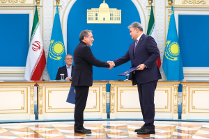 إيران وكازاخستان توقعان 14 وثيقة ومذكرة تفاهم للتعاون الثنائي وتتبادلان 8 منها
