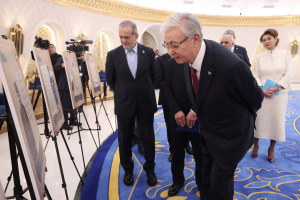 بازدید روسای جمهور ایران و قزاقستان از نمایشگاه اسناد تاریخی آسیای میانه