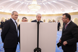 بازدید رؤسای جمهور ایران و قزاقستان از نمایشگاه اسناد تاریخی ایران درباره آسیای مرکزی