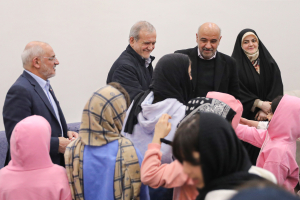 دیدار دکتر پزشکیان با جمعی از کودکان بی‌سرپرست و بدسرپرست در مجتمع «خانه دختران ایران»/ تأکید بر پیگیری دغدغه مسکن فرزندان بهزیستی
