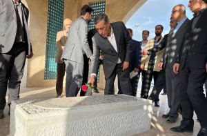 ادای احترام معاون اجرایی رئیس‌جمهور به مقام شامخ شهدای استان کرمانشاه