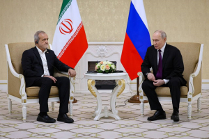 الرئيسان الإيراني والروسي يلتقيان في تركمانستان ويؤكدان عزمهما على توسيع التعاون الشامل
