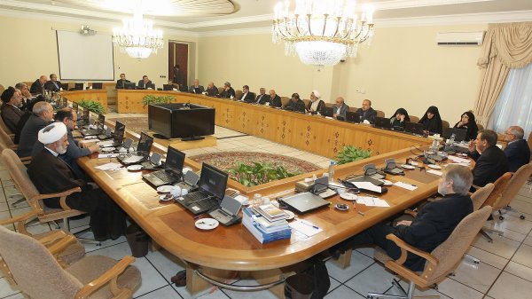 Cabinet holds emergency meeting over Mina stampede/Zarif tasked with probing the tragedy with help from Islamic countries