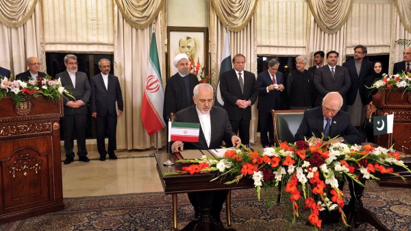 Iran, Pakistan ink 6 cooperation pacts