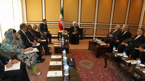 I.R. Iran’s policy to strengthen friendship, brotherhood with all neighbouring, Muslim countries/ Muslim countries unite to eradicate Muslim World’s issues