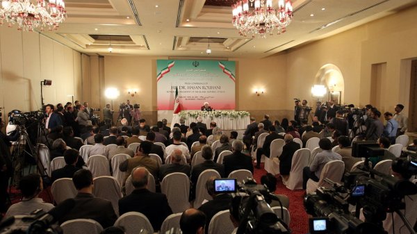 Iran ready to strengthen, deepen ties with Pakistan/JCPOA can be a model for solving regional issues/ Stressing the need to close Iran-Pakistan relations for creating east and west corridor