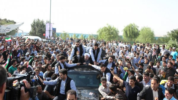 Kermanshah people warmly welcome President
