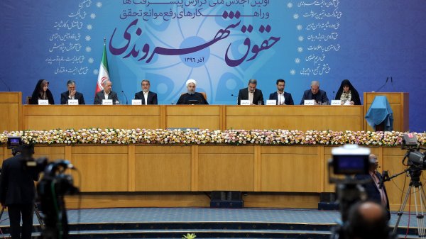 در اجلاس ملی گزارش پیشرفت ها و راهکارهای رفع موانع تحقق حقوق شهروندی : 
انقلاب کردیم که رعیت نباشیم، شهروند باشیم و هیچ کس بالاتر از قانون نباشد/ حقوق شهروندی یعنی همه طبق قانون عمل کنیم
