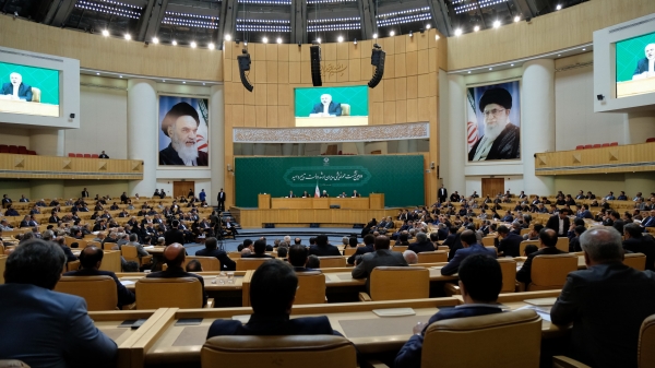 We won’t give in, we’ll protect our historic dignity, beat US in fight of wills/We haven’t and won’t back off/Iranian nation won’t give up to bullies/Gov’t powerfully standing by market
