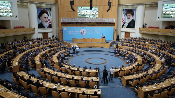 Today’s war economic, propaganda; gov’t at forefront of this war/Today not time for competition, revenge; we’re in battlefield/People respect brave men, not those who abandon gov’t in battle/We need to stay together in countering US, Zionist Regime’s plots
