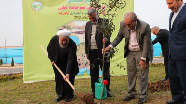 President plants a sapling

