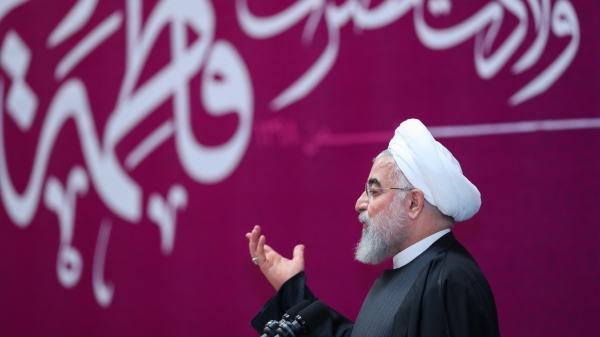 تعداد کل کارمندان دولت در کشور، 2 میلیون و 379 هزار و 151 نفر است که البته نیروهای مسلح داخل این آمار نیستند و از این تعداد، 959 هزار و 783 نفر خانم هستند، یعنی 42.11 دهم درصد و نزدیک یک میلیون جمعیت کارمندهای دولت را خانم ها تشکیل می‌دهند.
این رقم، رقمی است که نسبت به گذشته قابل توجه است که بیش از 42 درصد کارمندان دولت، خانم‌ها هستند. طبق مصوبه شورای اداری در سال 96 قرار بر این شد که میزان 30 درصد از کل مدیران کشور را خانم ها تشکیل دهند و آماری که الان در اختیار من است، این است که نیمه اول سال 98 تا پایان شهریور امسال 26 درصد مدیران را خانم ها تشکیل می دهند و نسبت به این یکی دو سال 4درصد افزوده شد.
 قولی که سازمان اداری و استخدامی در این نامه داد، تا پایان برنامه به 30 درصد خواهد رسید. بنابراین همه تلاش دولت این است که آنچه به بانوان جامعه ما قول داد برای اینکه پست های مدیریت را به عهده بگیرند و بتوانند این کار را انجام دهند.