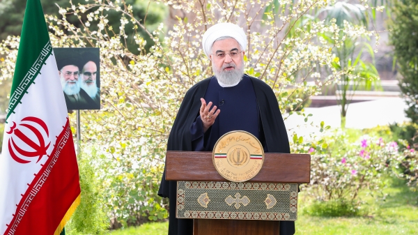 شدید‌ترین تحریم تاریخی از سوی تروریست‌های جهانی علیه ملت ما آغاز شد.

صنعت نفت در شدیدترین تحریم تاریخی قرار گرفت و فشارها از هر سو بر اقتصاد کشور ما وارد شد، فکر می‌کردند با این شدت فشارها مردم ما تسلیم خواهند شد اما ملت بزرگ ما در برابر این سختی‌ها مقاومت کرد و حماسه جدیدی را آفرید. حماسه اداره اقتصاد کشور بدون نفت که برای اولین بار در دهه‌های اخیر تحقق می‌یافت.

آنها فکر می‌کردند در تورم و رکود، کشور را به نقطه بحرانی برسانند اما همه آمارها به ما می‌گوید در 9 ماهه سال 98 رشد اقتصادی ما مثبت بوده و تورم در حد ممکن مهار شده است. تعداد مجوزها برای تولید بیش از حد انتظار بوده، سرمایه‌گذاران و همه تجار و ملت قدرتمند ما با صادرات غیرنفتی همه نیازهای ما را تامین کرد و دولت توانست در این سال سخت همه نیازمندی‌های ضروری کشور را تامین کند و با ارز ترجیحی، کالاهای اساسی را تامین کند و امروز یعنی اولین روز سال 1399 ذخایر استراتژیک کشور ما از هر سال دیگر و از هر نوروز دیگر بهتر است.

این به معنی حماسه ملت بزرگ ایران ، مسوولین اقتصادی کشور، بخش خصوصی، کشاورزان، صنعت‌گران و کارگران ما بود.