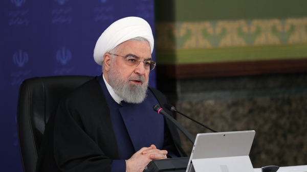 همینطور برخی از صنوفی که ممنوع بوده است، حتی در بخش‌های قرمز  هم برخی صنوف مثل آرایشگاه‌ها و برخی مراکز ورزشی اعلام می‌شود  در یک حدی که تجمع نباشد بازگشایی ‌شود و کارهایی است که وزارت بهداشت و درمان اعلام می‌کند. ما در بازگشایی خیلی با آرامش و پلکانی به پیش می‌رویم اما در عین حال از یاد هم نمی‌بریم که یک کرونا هنوز هست و از یاد نمی‌بریم که ممکن است در یک روزی با یک اوجی روبرو شویم.از امروز باید برای آن اوج، هم از لحاظ تجهیزات و امکانات و هم از لحاظ مواد غذایی و کالای اساسی فکر کنیم. این دو اگر در کشور ما آماده باشد، مردم ما نگرانی ندارند البته همیشه دست توسل ما به سوی حق بلند است و ان‌شاء الله خداوند هم شفا می‌دهد و هم شرایط را شرایط بهتری برای جامعه ما می‌کند اما خودمان را برای آن روز آماده می‌کنیم.تصمیمات خوبی اتخاذ کردیم و همه انصافاً کمک کردند؛ در یک مقاطعی نگران دو قطبی بودن جامعه بودم و الحمدالله دو قطبی صورت نگرفت؛ یک وقتی نگران دو قطبی علم و دین بودیم که یک کسی بگوید علم می‌گوید اینجا نروید و اجتماع نکنید؛ مثلاً یک کسی مدعی شود که دین می‌گوید بروید و اجتماع بکنید؛...