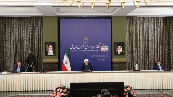 در نقشه ایران 2 خط می‌بینید یک خط از جنوب تا تقریباً شمالی‌ترین نقطه ایران که این خط لوله گاز است. از این به بعد یک خط دیگر می‌بینید در جنوب ایران از بوشهر تا جاسک و این خط هزار کیلومتری نفت است که می‌تواند در صورت لزوم میعانات هم جایگزین شود.

 لذا این  2 خط بسیار مهم هستند. این خط در حال توسعه هستند و پتروشیمی‌های خط غرب در حال  افتتاح است و امروز به ملت ایران این مژده را می‌دهیم که طبق قولی که وزیر نفت اعلام کرد، 17 طرح مهم تا پایان سال در بخش پتروشیمی به افتتاح خواهیم رسید که امروز اولین‌ طرح را افتتاح کردیم و با افتتاح این 17 طرح تا پایان سال، توان تولید پتروشیمی کشور از لحاظ ارزشی به 2 برابر افزایش پیدا می‌کند. یعنی به جای اینکه صادرات ما ، 12 میلیارد باشد در پایان این طرح 25 میلیارد دلار می‌شود.

 به همین دلیل این طرح را جهش دوم در پتروشیمی نامگذاری کردند و در عین حال امسال و سال آینده زمینه‌سازی و برنامه‌ریزی انجام می‌گیرد برای اینکه تا 1404 جهش سوم هم بلافاصله شروع شود  و این جهش، صادرات را به جای 25 میلیارد به 37 میلیارد می‌رساند پس کار عظیم و بزرگی در پتروشیمی در حال انجام است.....