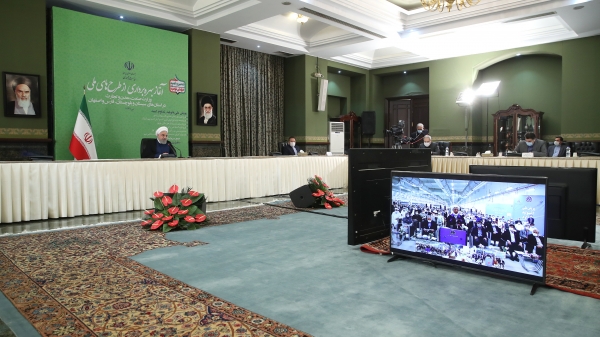 امروز فشار آمریکا و دشمنان ما بر این است که ما در زمینه ارز دچار مشکل شویم. دو چیز می‌تواند توطئه آمریکا را از بین ببرد یکی فعال شدن همه ما در بخش تولید، در بخش صادرات. آنچه لازم است تولید کنیم دولت کمک کند، تمام تلاش دولت این است که موانع تولید را بردارد، مسیر را تسهیل کند، دولت الکترونیک یکی از اهدافی است که امسال دولت هم به خاطر اهداف خود برای جهش تولید، هم برای اهدافش برای کرونا لازم هست که دولت الکترونیک را به سرعت پیش ببرد و شما مردم ما شاهد خواهند بود که در ماههای آینده بسیاری از امور تسهیل خواهد شد هم در بخش خدمات هم در بخش تولید تسهیل خواهد شد. وقتی این چنین شد و توانستیم صادرات خود را افزایش دهیم ارز مورد نیاز وارد کشور می‌شود اینکه امروز می‌بینیم قیمت ارز ما متعادل نیست به دو دلیل است یکی اینکه در ماه فروردین و اردیبهشت و حتی اسفند در این سه ماه صادرات ما دچار مشکل شد یعنی از ماه اسفند مرزهای ما تقریبا مرزها با همسایگان ما تقریبا همه مرزها هم غرب هم شرق همه اینها بسته بود در اسفند،‌فروردین بسته بود به تدریج در اردیبهشت شروع شد به بازگشایی، بنابراین صادرات ما وقفه‌ای در او در این دو ماه ایجاد شد ...