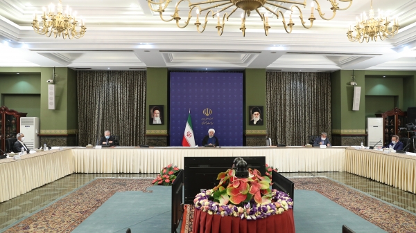 الان در اروپا رستوران آزاد و باز شده است. منتها پروتکل بسیاری از کشورها را نگاه کردم رستوران با رزرو آزاد است یعنی باید فردی که می‌خواهد از رستوران استفاده کند قبلاً میزش را رزرو کرده باشد مستقیم نمی‌تواند وارد رستوران شود. یعنی تا این حد دارند احتیاط می‌کنند.
بله. گشایش باید باشد. اما گشایش با مراعات تمام دستورالعمل‌ها و پروتکل‌های وزارت بهداشت و درمان اعلام می‌کند. همه‌اش باید مراعات شود اگر مراعات نشود امکان‌پذیر نیست. حتی دیدم در مقررات‌شان نوشته سالن آرایش بدون رزرو قبلی ممنوع. برای اینکه اجتماع نشوند و 10 نفر نیایند بایستند.
یک کسی در ساعتی رزرو کرده و کس دیگر در ساعت بعد رزرو کرده. در کارهای اداری همین‌طور است. تجمع و اجتماع و کنار هم جمع شدند. بانک‌ها هم باید این کار را بکنند خیلی از مقرارت جدید وضع کنند. راحت‌ترین راه این است که بگوییم فعالیت تعطیل از این راحت‌تر نمی‌شود.
روز بعد هم مردم از بهم‌ریختگی، گرسنگی، فشار و مشکلات بیایند اعتراض کنند این راحت‌ترین کاری است که می‌شود کرد. ولی هیچ‌کس در دنیا این را نمی‌پذیرد حتی خارج‌نشین‌ها که رسانه برای خودشان درست کردند و مرتب می‌دمند و مرتب می‌گویند که 