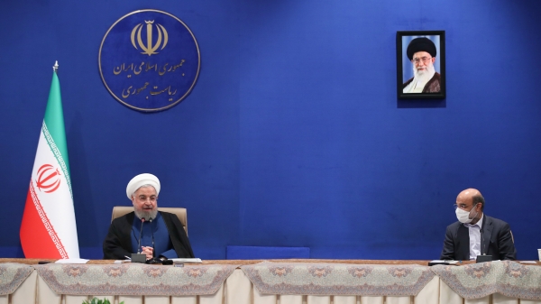 ما در همان روزهای اولیه نسبت به مسأله کرونا، شورای عالی امنیت ملی تشکیل جلسه داد و مثلاً اولین جلسه ما راجع کرونا شنبه سوم اسفند بود که روزهای اول بود و در همان شنبه سوم اسفند یک مصوبه‌ای داشتیم که در همان مصوبه ستاد ملی کرونا تصویب شد و تشکیل‌اش مورد تأکید قرار گرفت و در آنجا گفت ستاد ملی کرونا، مصوبات‌اش از لحاظ لزوم تبعیت همتراز مصوبات شورای عالی امنیت ملی است و این را مقام معظم رهبری امضاء کردند.
این خیلی مهم بود. اصلاً تمام کارهایی که توانستیم هماهنگ کنیم و با هماهنگی پیش بیاییم. کلید‌اش را همین مصوبه سوم اسفند زد و بر این مبنا حرکت شروع شد. اگر این مصوبه را نداشتیم خیلی برای ما مشکلات پیش می‌آمد. 
شما می‌دانید آن وقتی که می‌خواستیم تعطیل کنیم، مغازه در شهرستان‌ها باز شود، در تهران باز شود، رفت و آمد در استان‌ها آزاد شود، همه اینها مقاطع حساسی بود و در این مقاطع حساس تصمیماتی که این ستاد می‌خواست بگیرد، می‌بایست پشتوانه لازم را از لحاظ حقوقی و شرعی داشته باشد، شما دیدید در ماه رمضان که همان اوایل بود با آن مواجه شدیم در ماه فروردین و اعیاد ملی که داشتیم همه اینها تصمیماتی که اتخاذ می‌شد، اگر یک مرکزیتی