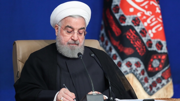 به نکته‌ای هم می‌خواهم تاکید کنم. مقام معظم رهبری در بیاناتی که روز یکشنبه به مناسبت هفته دولت داشتند روی مساله خام‌فروشی دومرتبه تاکید کردند قبلا هم روی این مساله چون همواره تاکید می‌کردند و از سنگ‌های قیمتی و از زعفران اسم بردند.
من اینجا می‌خواهم از وزارت صمت در این دو مورد خاص که رهبری نام بردند حتما یک تلاش ویژه‌ای انجام، بدهند دولت آماده است، همین الان اعلام می‌کنم در زمینه بسته‌بندی، حال کل صنعت بسته‌بندی برای ما بسیار اهمیت دارد به ویژه در بخش زعفران که طلای قرمز است و همچنین در سنگهای قیمتی که مقام معظم رهبری تاکید کردند یک کار ویژه‌ای انجام بگیرد.
همین‌جا اعلام می‌کنم که ما از لحاظ سرمایه گذاری لازم کمک خواهیم کرد، قاعدتا بخش خصوصی باید اینها را سرمایه‌گذاری کند و ما باید کمک کنیم در همه جهات که مردم بتوانند در این زمینه فعالیت مضاعفی را انجام بدهند.
