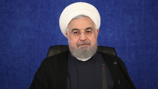  فرض بگیریم یک خانواده‌ای هم بگوید من بچه‌ام می‌خواهیم یک سال مدرسه نرود، کلاس 10 دبیرستان است می‌خواهم امسال نرود، سال بعد برود. خوب برود. ما که نمی‌خواهیم مجبورش کنیم برود سر مدرسه خودش می‌داند. خودش می‌داند برای آینده بچه‌اش. خود آن عزیز و خود آن فرزند و خود آن جوان و نوجوان می‌داند که عقب می‌افتد ما که نمی‌خواهیم دست بند بزنیم و طرف را بیاوریم مدرسه. ما داریم به مردم می‌گوییم که مدرسه آماده شد درب مدرسه را باز کردیم. کلاس‌ها آماده است معلمین عزیز در کلاس هستند ما آماده‌ایم، اگر یک وقتی بیماری داشتی و مریض بودی حتماً به مدرسه نیا. یک وقتی هم از اعضای خانواده کرونا گرفتند حتماً به مدرسه نیا. شما در 14، 15 روز در خانه بمان. از طریق فضای مجازی، تلویزیون، رادیو ببین. یک کسی بگوید کل آموزش تعطیل خوب همین شاد خوب است با همین شاد، مردم را شاد کنید. چرا درب مدرسه را باز می‌کنید؟
تعلیم و تربیت همه‌اش درس خواندن نیست. در مدرسه فقط علم نیست. فقط آموزش نیست. پرورش و یادگیری و اخلاق و مهارت‌ها هم است. مدرسه یک محیط است. آن محیط را ساده نیست آدم می‌خواهد ببرد در خانه بله بخش علم‌اش همه اش را نمی‌شود برد. 
اینکه معلم ب