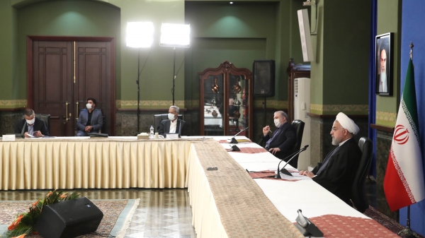  در درمان کرونا مقایسه کنید با کشورهای پیشرفته، صنعتی، آمریکا و اروپا. ببینید پزشک‌ها و پرستارهای ما چه کردند و پزشکان و پرستارهای آنها چه کار کردند. کاری ندارد قابل مقایسه است.
آنها چند ساعت در بیمارستان ماندند. پرستار ما چند ساعت ماند. درست است فشار بر پرستارها و پزشک‌های ما زیاد است و باید این فشار را کم کنیم. خود این وزارتخانه این کار را خواهد کرد ولی آن تعبیری که ضد انقلاب می‌کند نسبت به کادر درمان ما که می‌گوید خسته، فرسوده و ناتوان، این حرف دروغ است.
کادر درمان ما هیچ روز ناتوان نمی‌شود. کادر درمان ما هر روز می‌ایستد. بله ممکن است فشار و مشکلات روی آن زیاد باشد. باید فشار را کم کنیم. همین هفته با وزیر محترم صحبت کردم که چه اقداماتی کنیم که فشار روی پرستار و پزشک کم شود. آن تعبیراتی که آن ضد انقلاب در رسانه‌ها انجام می‌دهد که مثل اینکه کادر درمان ما تمام شده است.
اصلاً قدرت و توانشان. نه خیر اینها هر روز سر کارند. فعالند و فعالیت می‌کنند البته ما وظایفی داریم و باید وظایف خودمان را انجام دهیم این حرف سر جای خودش درست است.
اما در عین حال روحیه آنها، بشاش‌ بودن آنها، انجام وظیفه آنها، که در ماه محرم د