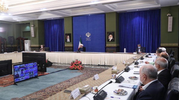 در دوران کرونا و بعد پساکرونا که تا مدتی گرفتار آن خواهیم بود سرمایه‌گذاری‌ها شکل متفاوتی به خود گرفته و ما هم امروز در کشورمان باید همین کار را بکنیم.
امروز سرمایه‌گذاری در بخش سلامت، سرمایه‌گذاری در بخش بهداشت، سرمایه‌گذاری در زمینه اقتصاد دانش بنیان، سرمایه‌گذاری در زمینه اقتصاد دیجیتالی، سرمایه‌گذاری در زمینه دولت الکترونیک همه اینها را باید تشدید کنیم یعنی سرمایه‌گذاری‌ها از برخی از امور که در این شرایط سخت و مشکل است باید هدایت کنیم به سمت اموری که الان  ضرورت دارد و برای ما مورد نیاز است و می‌تواند اساسا شرایط اقتصادی ما را دچار تغییری کند در عین حال جامعه ما هم در زندگی هم در اقتصاد شرایط مناسب خودش را داشته باشد.
