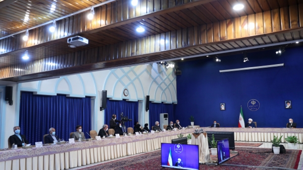 هدف من از این جلسه این بود که با عزیزان‌مان مقداری تبادل نظر کنیم. برگردیم به این پرونده‌ای که از هشت ماه پیش ورق زدیم و جلو آمدیم و روزهای بسیار سختی پیش روی عزیزان ما بود در سراسر کشور، در استان‌های مختلف و امروز هم با یک موج وسیع‌تری از این ویروس مواجه هستیم و باید با او مقابله کنیم حال تا چه وقت گرفتار هستیم مبنا را باید بدبینانه بگذاریم یعنی مثلا بگوییم الان تا یکسال دیگر هم  این مشکل پیش روی ماست و اگر زودتر توانستیم توفیق پیدا کنیم یا جهان توانست در برابر این ویروس موفق شود واکسن موثری به وجود آمد در اختیار قرار گرفت یا یک درمان موثری در اختیار بشر قرار گرفت آن هم شرایط دیگری است ولی فعلا مبنا را بر این بگذاریم که همچنان هم امسال و حتی شاید در سال آینده با این مشکل مواجه باشیم پس باید چه کار کنیم به نظر من کار اصلی تغییر سبک زندگی است یعنی هر درمان دیگر هر راه حل دیگر الان پیش روی خود بگذاریم که به جای خود ممکن است همه آن راه حل مفید و موثر باشد اما اساس مساله، مساله تغییر سبک زندگی است یعنی همه باید باور کنیم شرایط سال 99 و احتمالا سال 1400 با شرایط سالهای پیش متفاوت است.