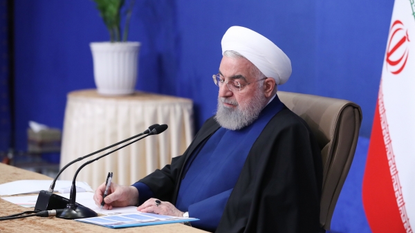  پس از انتشار اولین اخبار درباره ساخت واکسن برای کرونا دستور پیگیری واردات واکسن را صادر کردم اما مشکل این بود که مدت زمان قابل توجهی طول کشید تا سازمان جهانی بهداشت برخی واکسن‌ها را تایید کند و از سوی دیگر این نگرانی وجود داشت که هیچ‌کدام از این واکسن‌ها دوره‌های آزمایشی ساخت را به طور کامل سپری نکرده بودند./پس از عبور از همه این مسائل وقتی خواستیم برای خرید واکسن قرارداد منعقد کنیم با مساله دیگری مواجه شدیم و آن بی‌رحمی غیرقابل تصور جهانیان و به ویژه آمریکا بود که هم در دوره دولت قبل و هم در این دولت ادامه دارد. به هیچ‌وجه تصور نمی‌کردیم که دولتی بخواهد مقابل تلاش‌های دولتی دیگر برای محافظت از شهروندانش در برابر بیماری‌ای چون کرونا مانع‌تراشی کند.