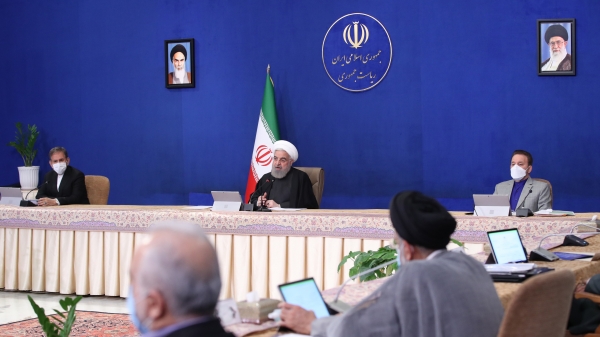 خدا نیامرزد و لعنت کند کسانی را که در دنیای اسلام تندروی راه انداختند/ ما راهی جز اعتدال و میانه روی نداریم / متاسفانه در بحث ها و مصاحبه ها، چقدر تندروی و افراط می بینیم، افراط دامن خودمان را می گیرد و کسانی که افراط می سازند در آتش آن خواهند سوخت